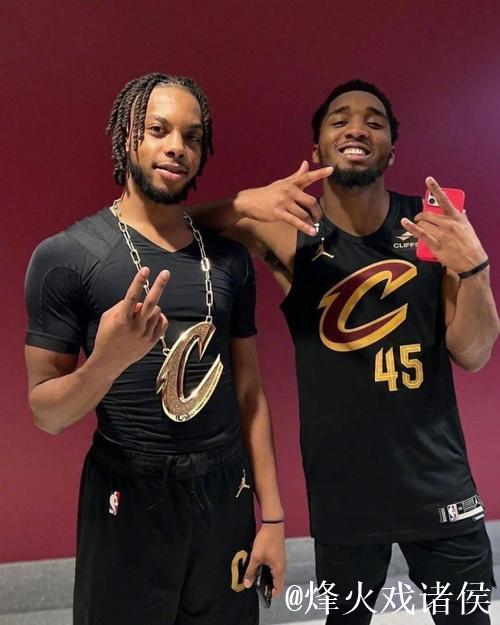 加兰狂飙39分骑士8连胜势不可挡 雄鹿6连败绿军轻松击败老鹰